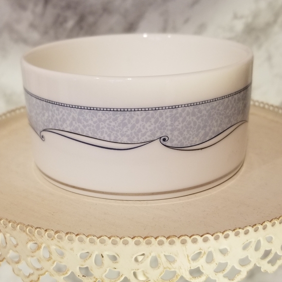 Wedgwood Venice round trinket box fine White Blue bone china 4" across Keepsake - Picture 12 of 12